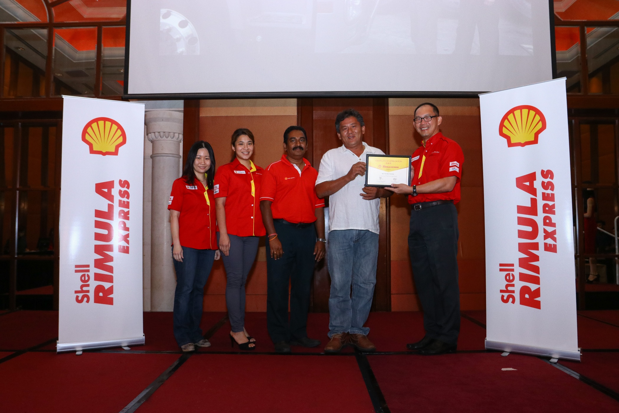 L2-SHELL-01-Pang Boon Hee (2nd right) receiving his Shell Rimula Express cert