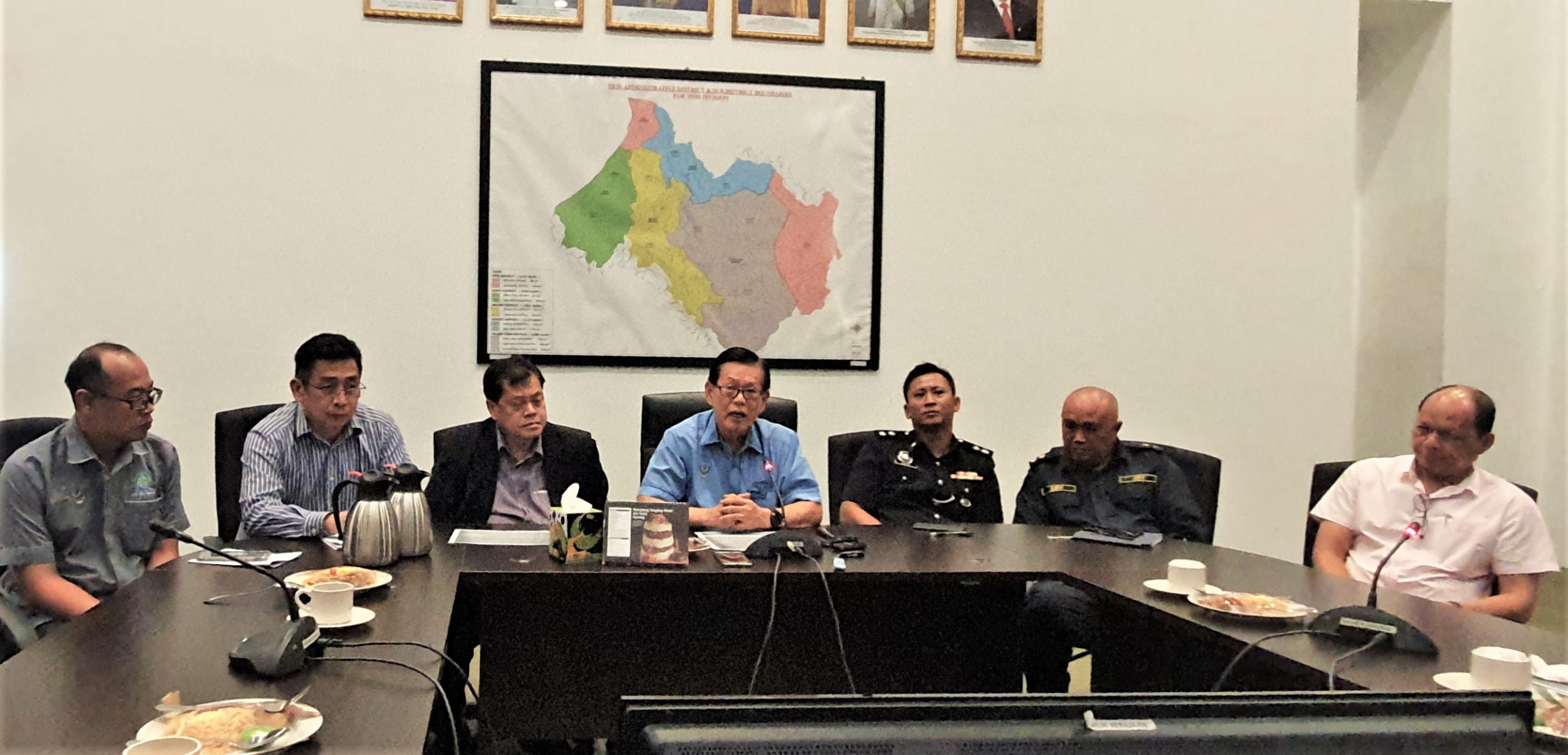 Lee (fourth right) speaking to reporters after the meeting.