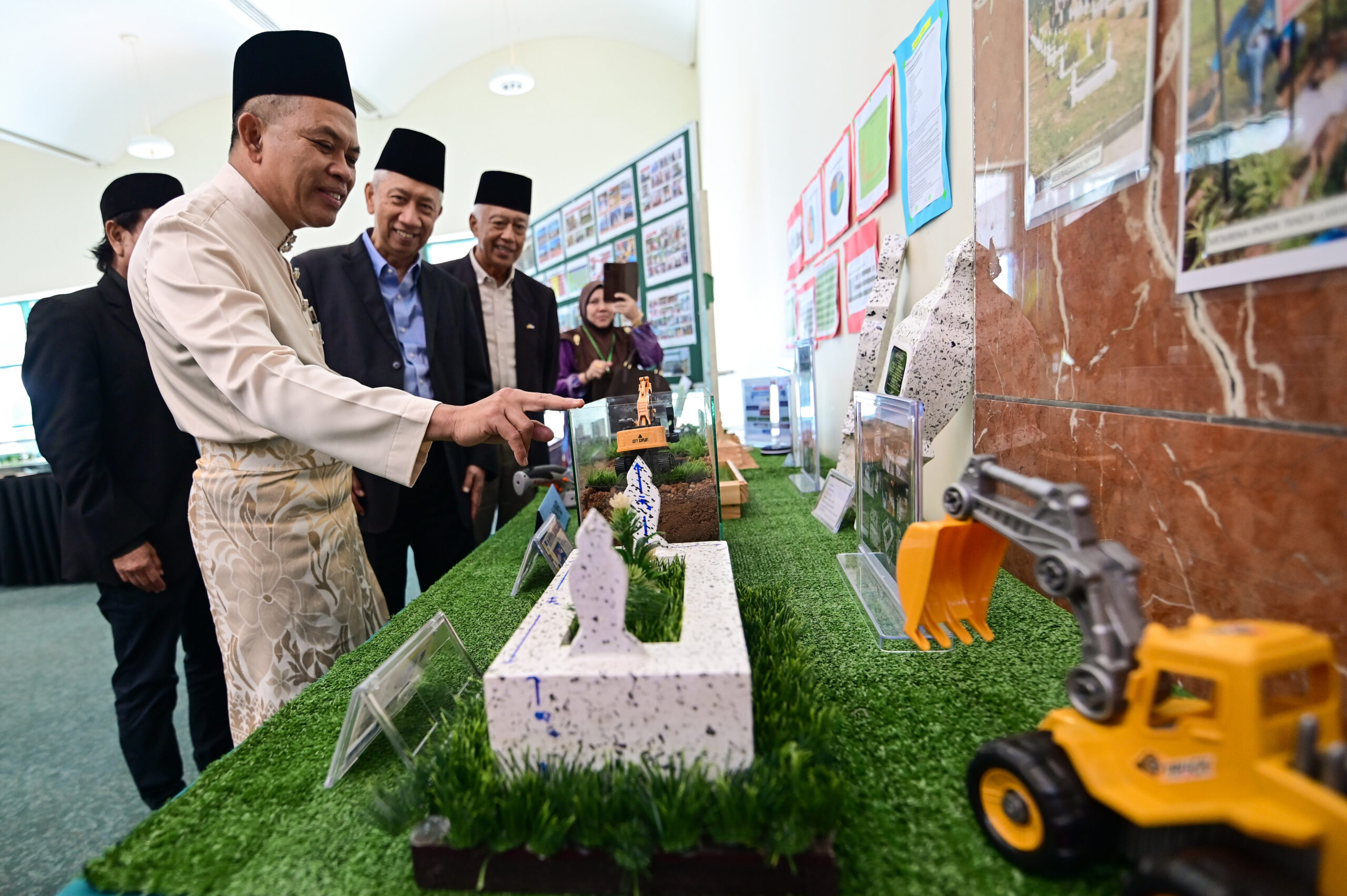 Ed-EN-KCH-mual grave 9691