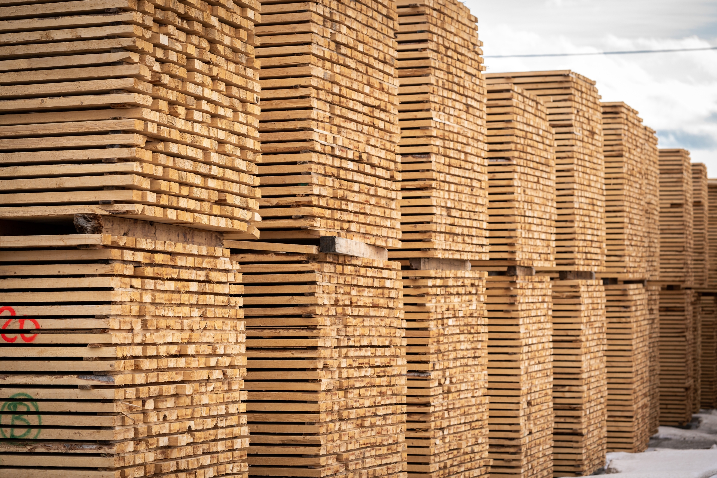 hardwood,Spruce,And,Pine,Spf,Lumber,Piled,At,A