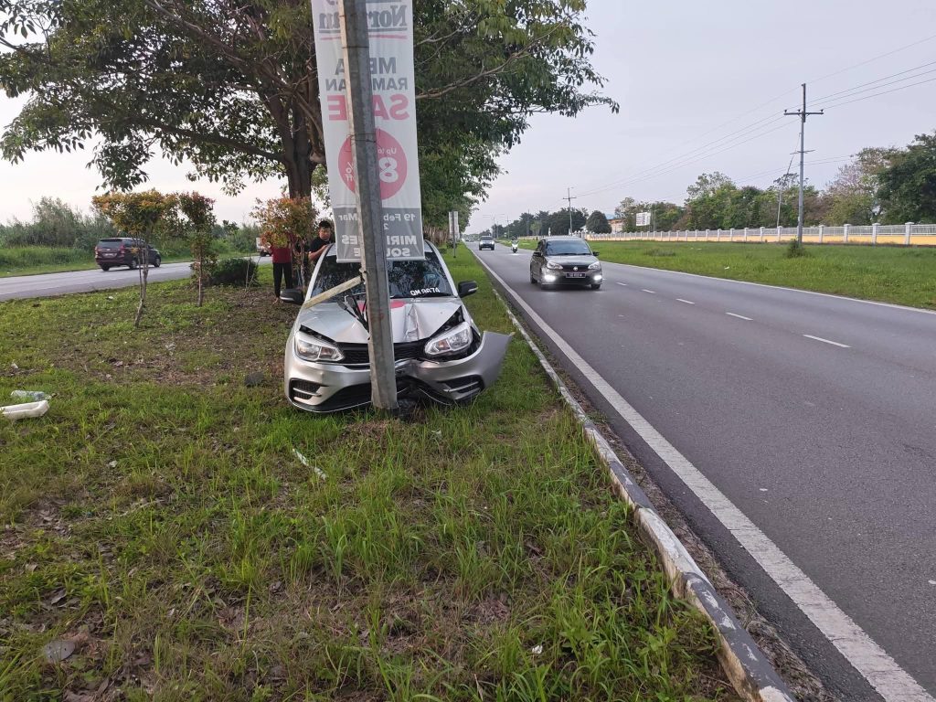 Driver Dies After Car Crashes Into Lamp Post | Sarawak Tribune