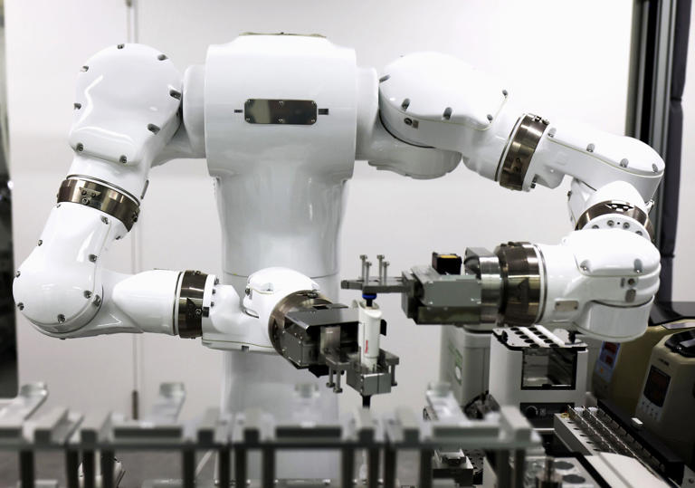 Autonomous robots working in Tokyo medical lab