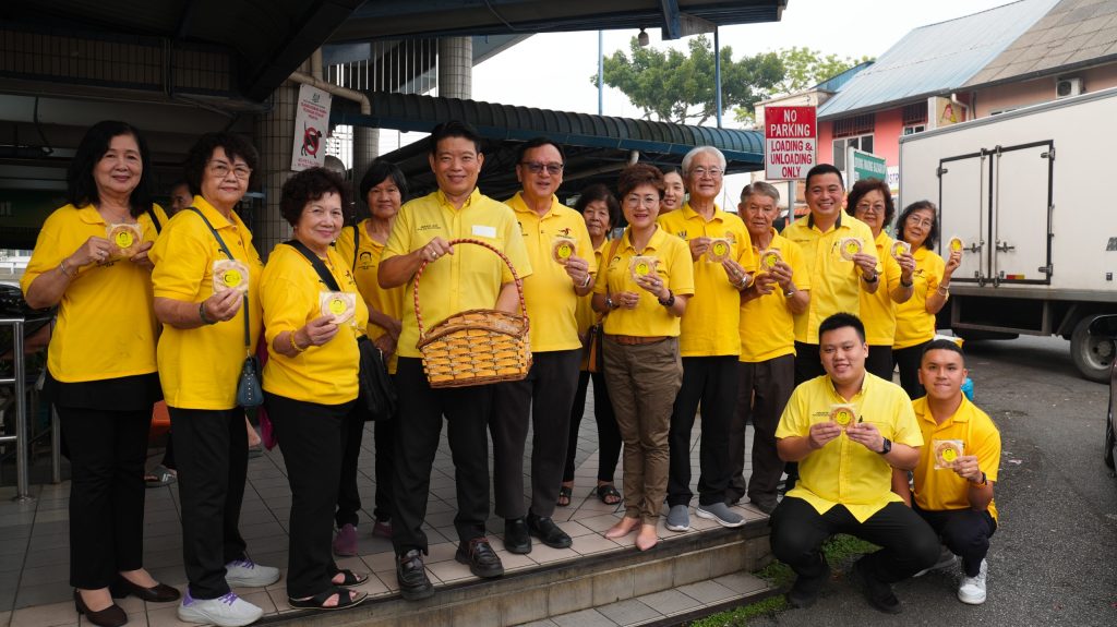 Rep distributes mooncakes to traders, shoppers