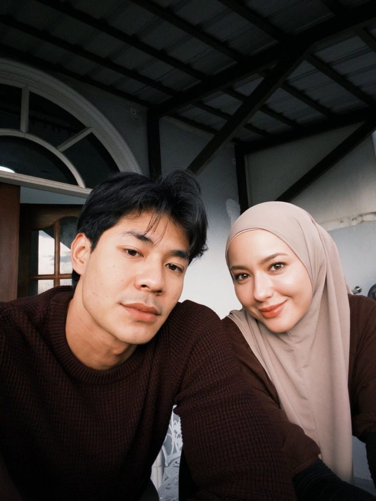 Meerqeen keeps it professional for intimate scene