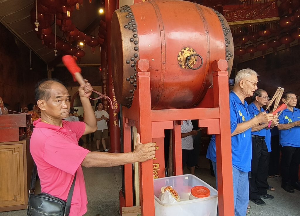 Mid-Autumn Festival draws thousands to Tua Pek Kong Temple