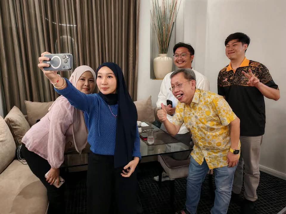 Dr. Sim fetes journalists