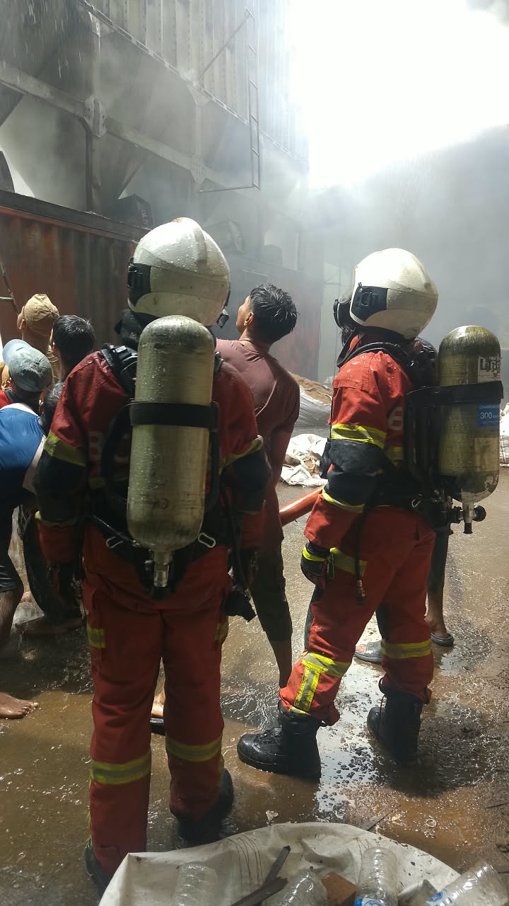 Quick response halts furniture factory fire