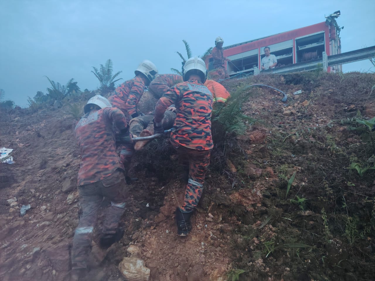 Two men injured as lorry overturns on Sibu-Bintulu road